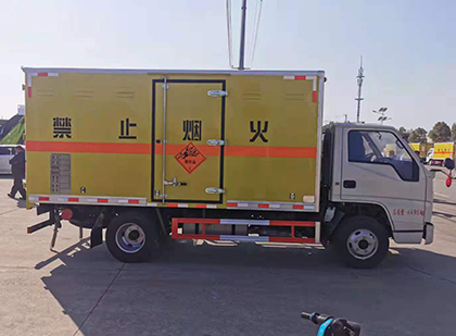 青松路街道爆破器材运输车