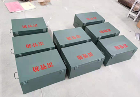 青松路街道炸药箱和雷管箱一般是怎么存放的？